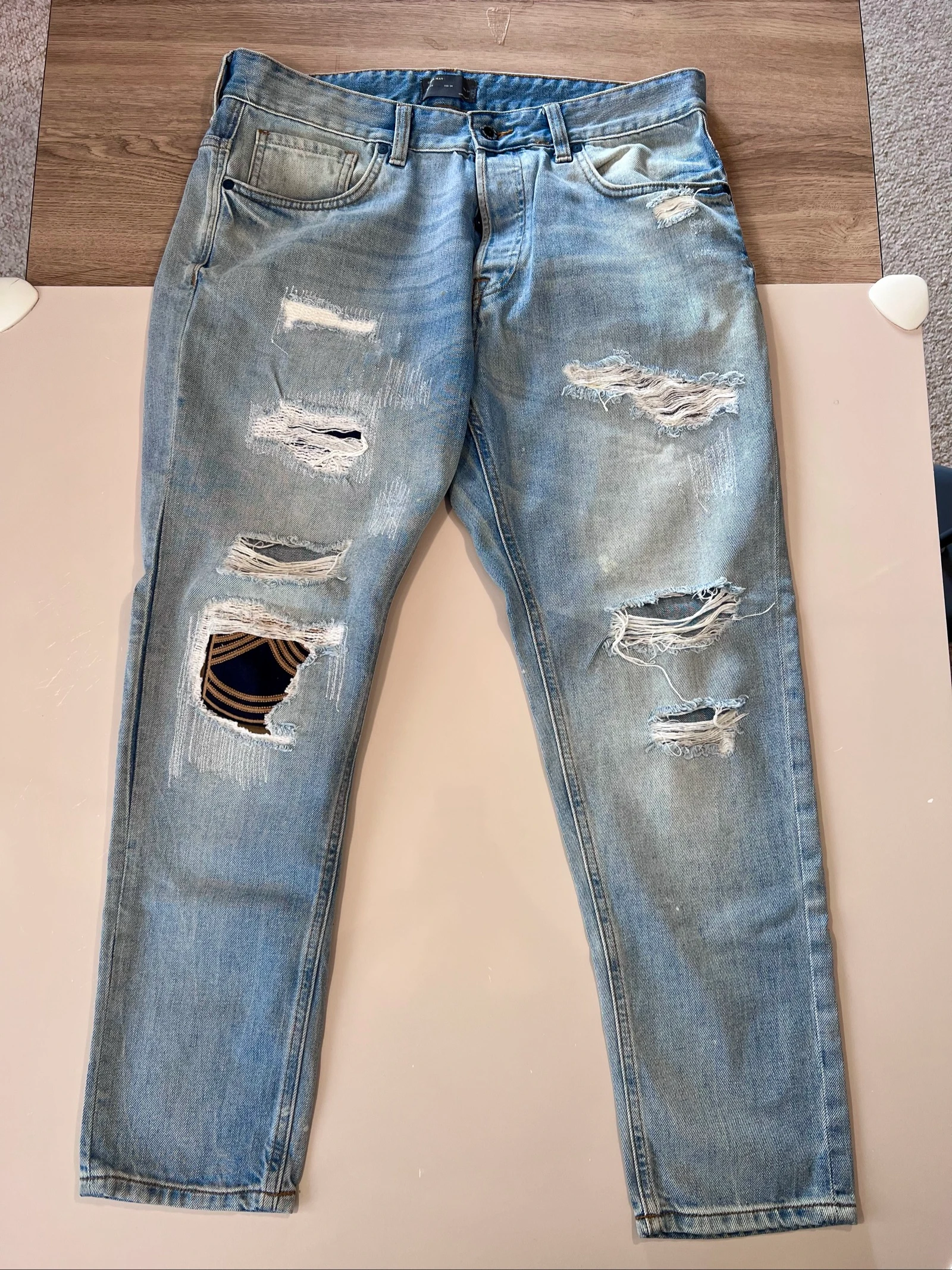 Jean Zara Man bleu délavé effet détruit / déchiré avec empiècements - Taille W34 L32 (EUR 44)